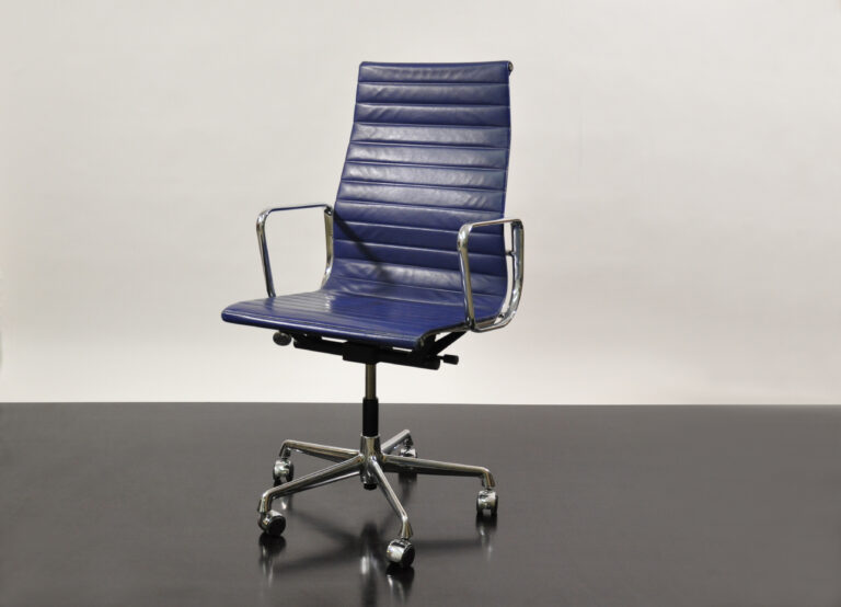 Bürodrehstuhl EA 119, Ray & Charles Eames, Leder dunkelblau