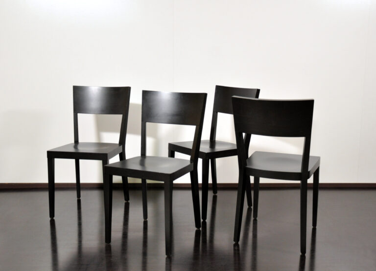 4 schwarze Holzstühle aus Dänemark
